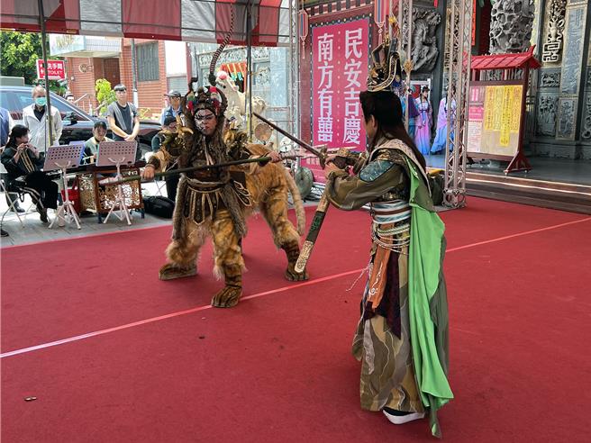 明華園戲劇總團19日將在台南安平林默娘公園演出《劍神呂洞賓》，將大家熟知的八仙傳奇故事改編為魔幻大戲，預祝國政行雲流水、國家風調雨順。（洪榮志攝）