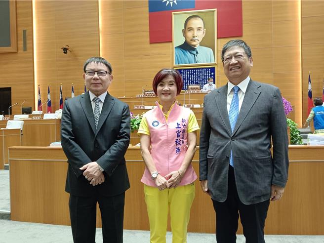 縣議員上官秋燕（中）關心竹東垃圾暫置問題，縣府回應明年上半年有望去化完畢。（邱立雅攝）