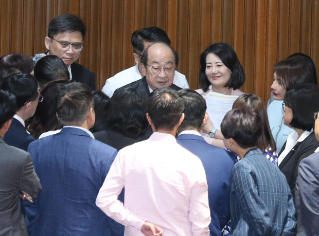 在立法院长韩国瑜10日邀请各党团总召短暂朝野协商会议后，民进党团总召柯建铭（上中）邀集党籍立委在议场后面说明协商结果。（姚志平摄）