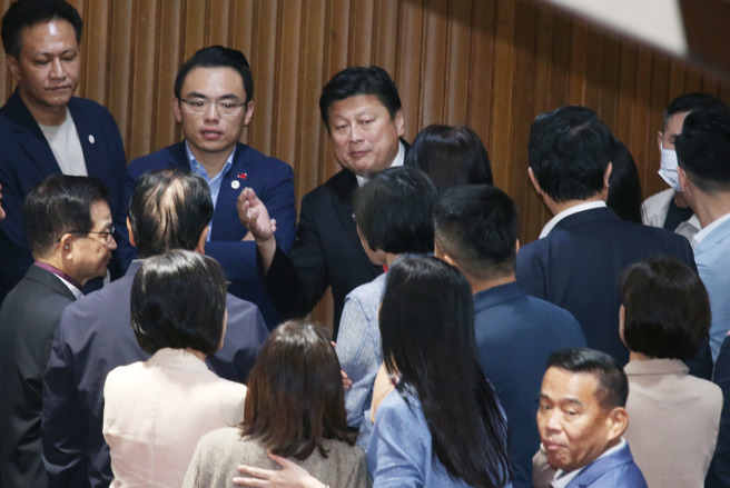 在立法院长韩国瑜10日邀请各党团总召短暂朝野协商会议后，国民党团总召傅昆萁（上中）邀集党籍立委在议场后面说明协商结果。（姚志平摄）