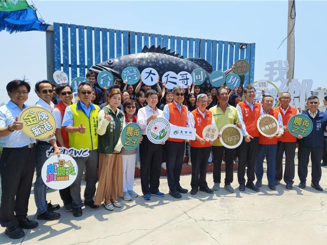 行政院長陳建仁今天南下高雄，中午視察永安金牌農村社區-「蘇班長安心漁場」，獲得在地青農熱烈歡迎，他大讚永安金牌農村社區是台灣的典範，這些返鄉青農也像鑽石般，讓台灣能在世界上閃閃發光。（林雅惠攝）