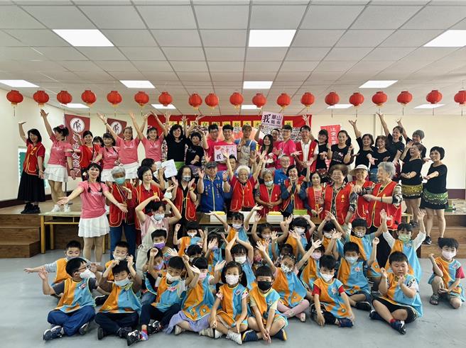 後龍鎮森杰幼兒園小朋友，10日上午邀請華山基金會阿嬤們一同歡度母親節。（華山基金會提供／謝明俊苗栗傳真）