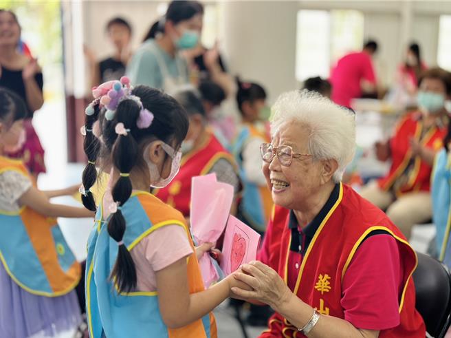 後龍鎮森杰幼兒園小朋友，10日上午邀請華山基金會阿嬤們一同歡度母親節。（華山基金會提供／謝明俊苗栗傳真）