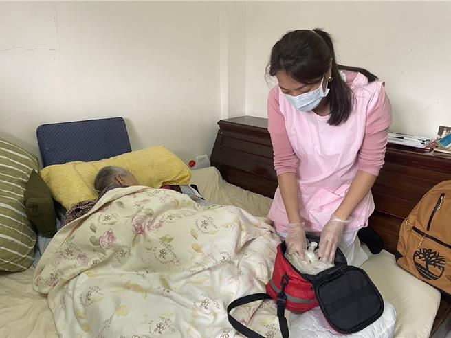 安养院内护理师和生活服务员24小时日夜轮班工作相当辛苦。（创世基金会提供／谢明俊苗栗传真）
