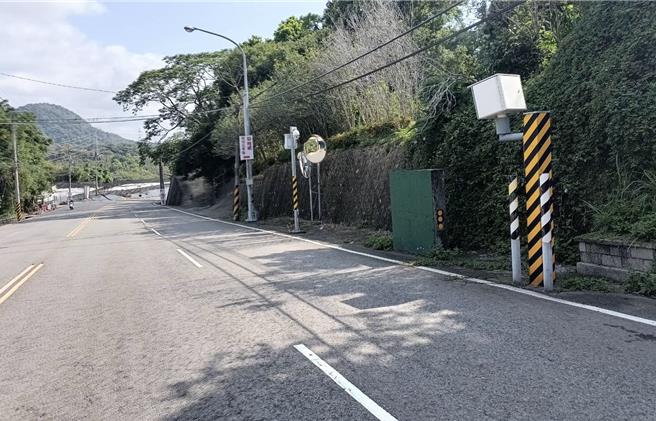 苗栗县大湖乡台3线137.2公里处栗林国小旁测速照相杆降速执法。（苗栗县警局提供／谢明俊苗栗传真）