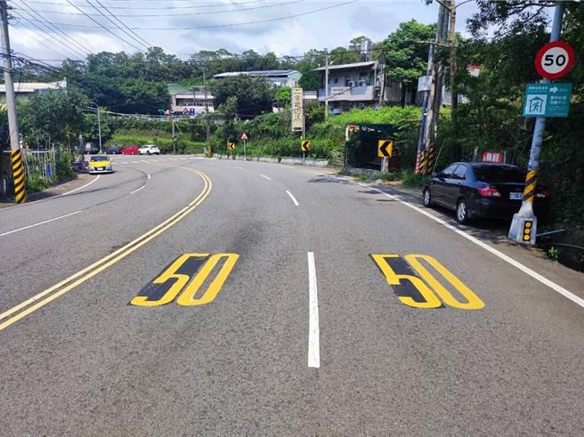 苗栗县大湖乡台3线137.2公里处栗林国小旁测速照相杆，配合学童安全降速执法。（苗栗县警局提供／谢明俊苗栗传真）