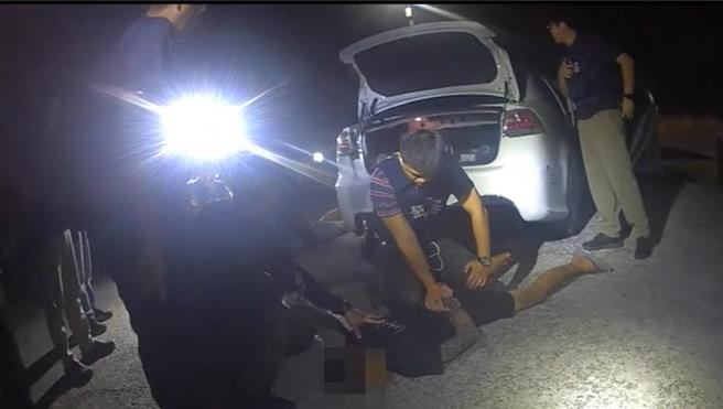 警方趁嫌犯现身时立刻上前压制。（翻摄照片／洪靖宜高雄传真）