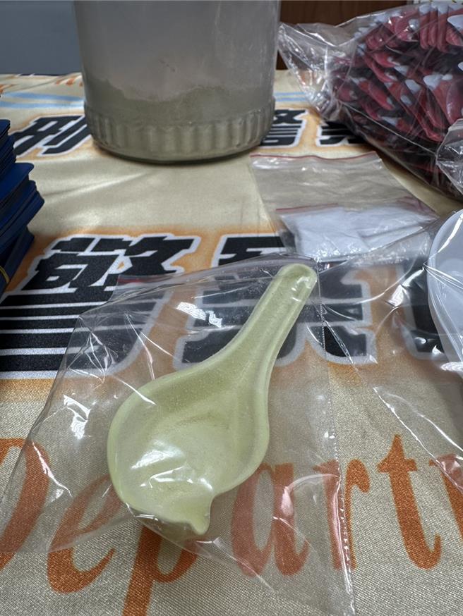 专案小组说，卡西酮原料具有高腐蚀性，初验时所使用的塑胶汤匙，置于瓶中不久即遭腐蚀变形还变色。（翻摄照片／洪靖宜高雄传真）