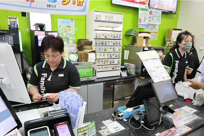 全家竹南家扶店的店长小英（左）为大陆籍新住民，认真工作独自抚养三个孩子。（谢明俊摄）