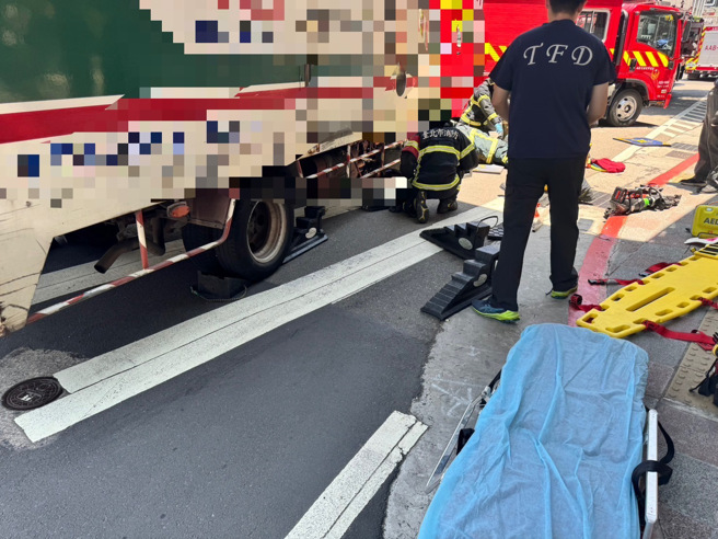 61岁李姓妇人遭辗过，警消人员到场时已伤重不治。(陈鸿伟翻摄)
