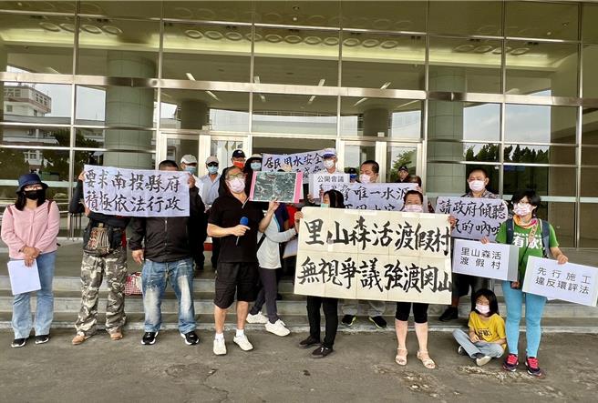 居民指中友百货集团日前举行「里山森活度假村」环评会遭抗议，却做成会议纪录行文县府，要议员监督县府，帮民眾把关这个开发案。（杨静茹摄）