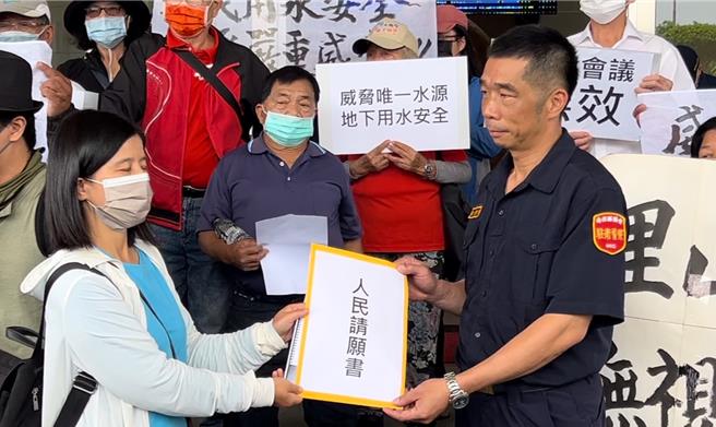 埔里农庄公司将在大坪顶山区兴建旅馆及度假村开发案涉违法开发，埔里居民10日至南投县议会递交请愿书。（杨静茹摄）