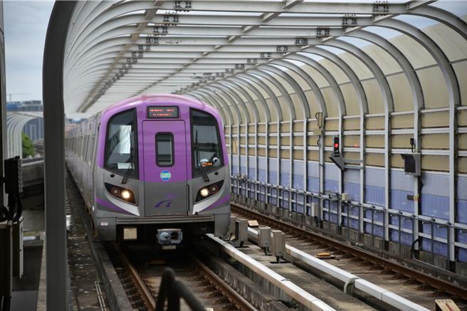 桃园市议会10日为桃园捷运及航空城公司工作报告，议员指出因运量增加有增购列车及增加班次的必要。（桃园捷运公司提供）