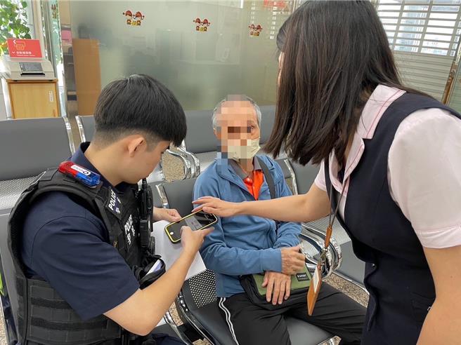 苗栗县头份市1名吴姓老翁前往银行欲匯款70万，受理银行行员通知头份警分局员警到场劝阻。（读者提供／谢明俊苗栗传真）