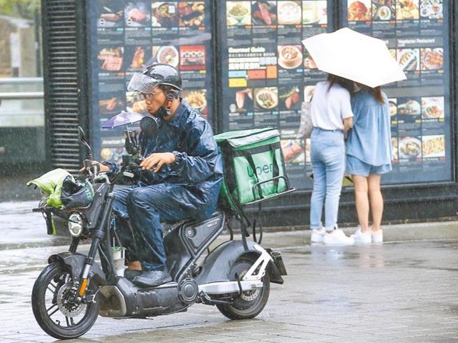 勞動部因而成立「外送工會及外送平台業者對話平台」，近日開會後發文予平台業者要求外送報酬明確化及可預測性，但3月18日發文至今，2大平台業者仍未回應。（報系資料照）