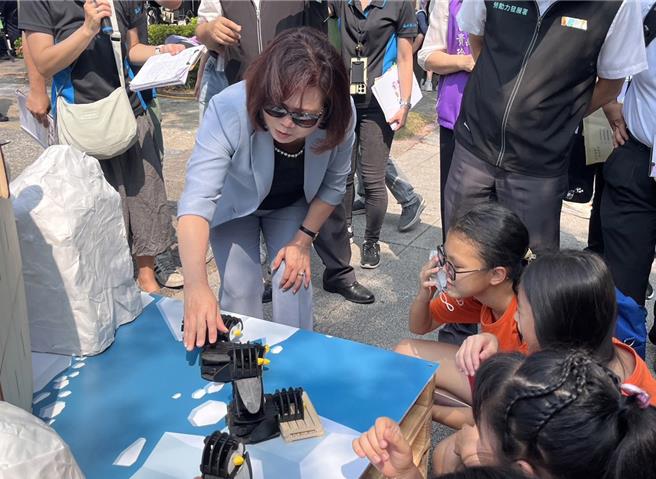 勞動部長許銘春逛創客市集。（翻攝照片／洪靖宜高雄傳真）