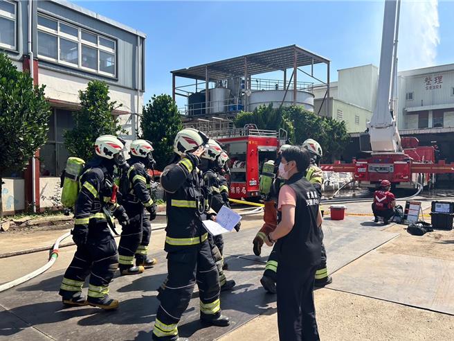 桃園市政府消防局第一大隊、桃園區公所與轄內傳統紡織工廠臺群工業股份有限公司辦理擬真的兵棋推演，透過模擬火災發生的情境。（桃園市消防局提供）