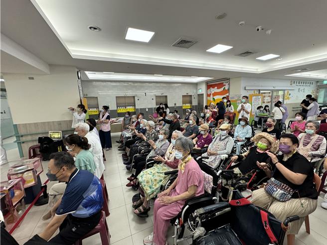 周日就是母親節，台中醫院10日替日照中心與護理之家長輩們提前慶祝，由千歲非洲鼓、母親節走秀與忠孝國小長笛團等節目接連演出，帶給長輩溫馨而熱鬧的母親節。（潘虹恩攝）