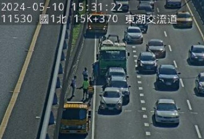 今（10日）下午15時許，國道1號北向15.5公里東湖交流道發生4車追撞事故。（翻攝畫面）