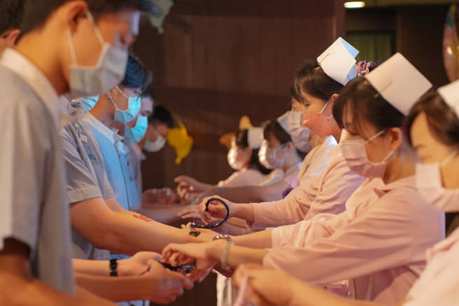 義守大學來自「護理學系」、「護理原住民專班」以及「學士後護理系」等130位學生。（照片/義守大學提供）