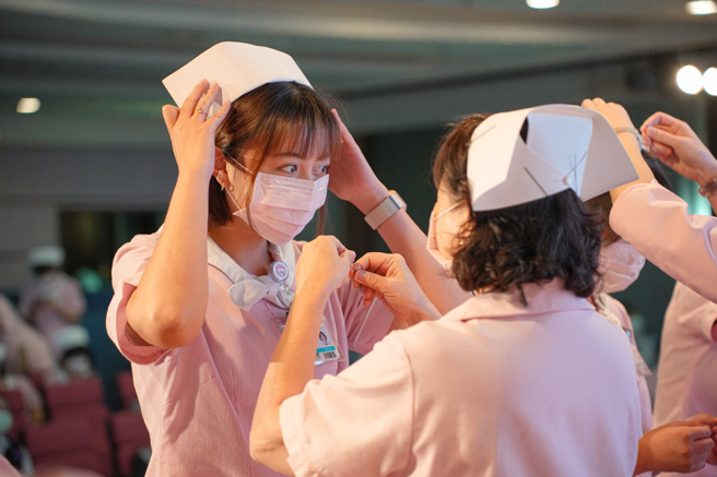 師長親手為學生們戴上護師帽及聽診器，代表學生將從課堂邁向醫院實習，成為醫療生力。（照片/義守大學提供）