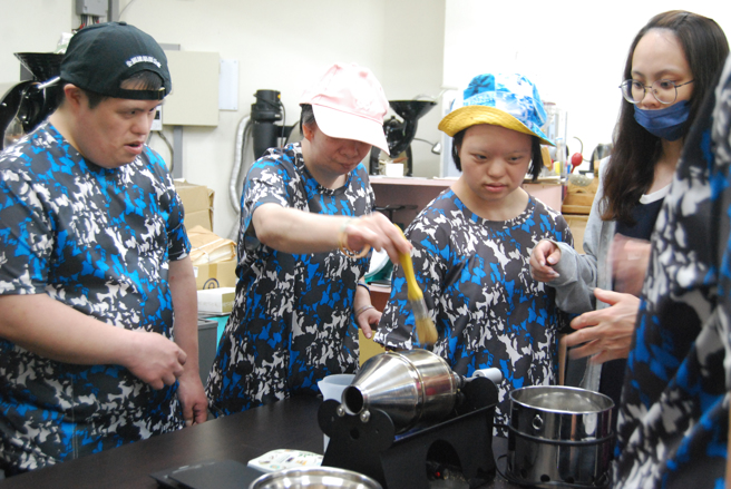 过程中多数院生都很投入在咖啡园导览和烘豆体验，除了新鲜感，现场的咖啡香更是院生喜欢的气味，在烘焙过程中的神情也显得格外专注。（照片/暨南国际大学提供）