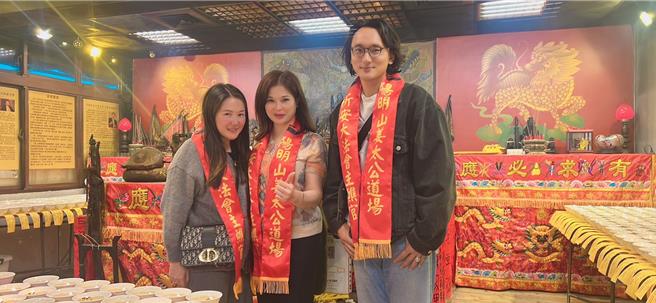 賴梵耘（左）、不丹導演巴沃邱寧多傑夫婦赴道場參加七星燈法會，與道場會長陳桂姍合影。（圖／姜太公道場提供）