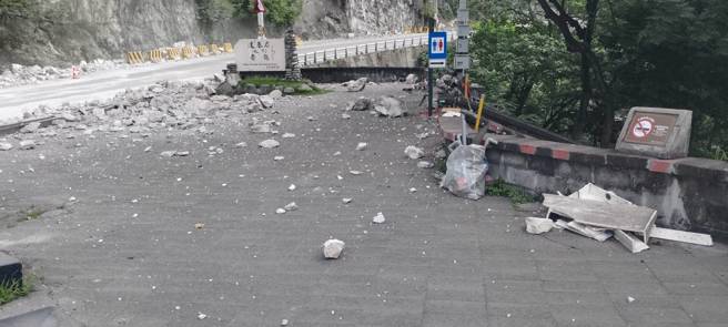 花蓮5.8地震！ 蘇花公路大清水山崩塌多處落石。（民眾提供）