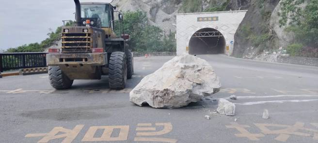 花蓮5.8地震！ 蘇花公路大清水山崩塌多處落石。（民眾提供）
