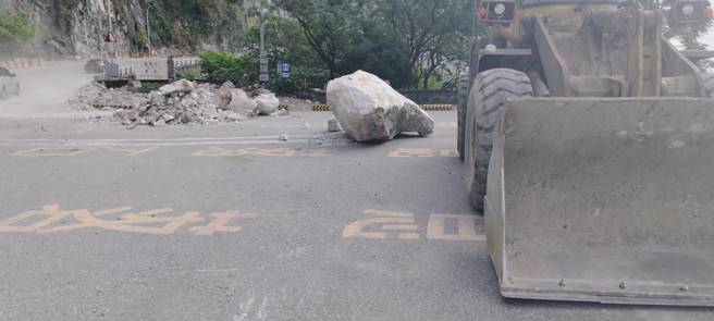 花蓮5.8地震！ 蘇花公路大清水山崩塌多處落石。（民眾提供）
