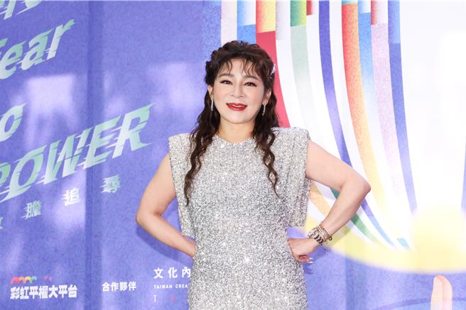 王彩樺今穿閃亮連衣裙出席記者會。（圖／林士傑攝）