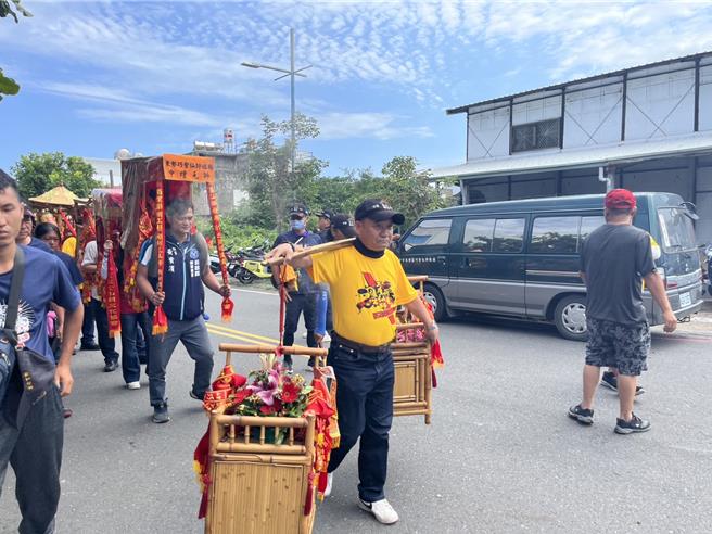 台中东势三仙师徒步环台第25站到台东县成功镇，台东县议员许进荣（中）亲自迎接。（蔡旻妤摄）　