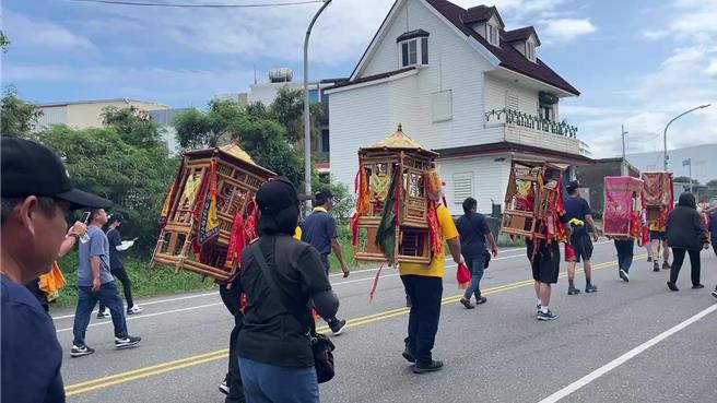 台中东势三仙师徒步环台第25站到台东县成功镇。（蔡旻妤摄）