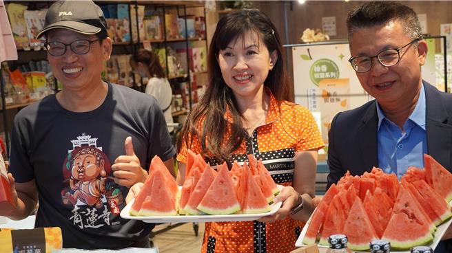 左起花蓮縣瑞穗農會總幹事黃盛皇、麻豆農會總幹事孫慈敏及農糧署副署長姚志旺共同促銷花蓮農特產品。（寶智華攝）