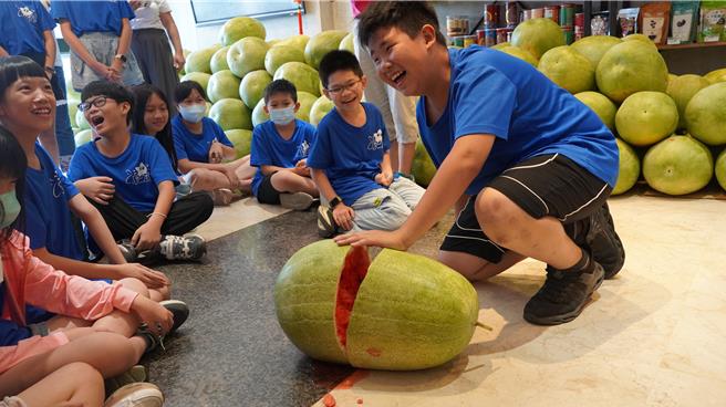 培文國小黃姓學童把西瓜拋起，結果當場失手摔破。（寶智華攝）