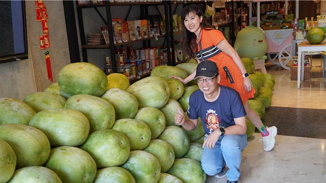 左起花蓮縣瑞穗農會總幹事黃盛皇（左）、麻豆農會總幹事孫慈敏（右）為花蓮西瓜的品質背書。（寶智華攝）