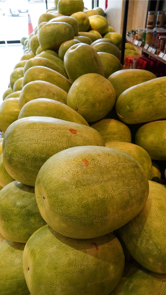 300個特選的花蓮西瓜，都經過選瓜師傅蓋章認證。（寶智華攝）