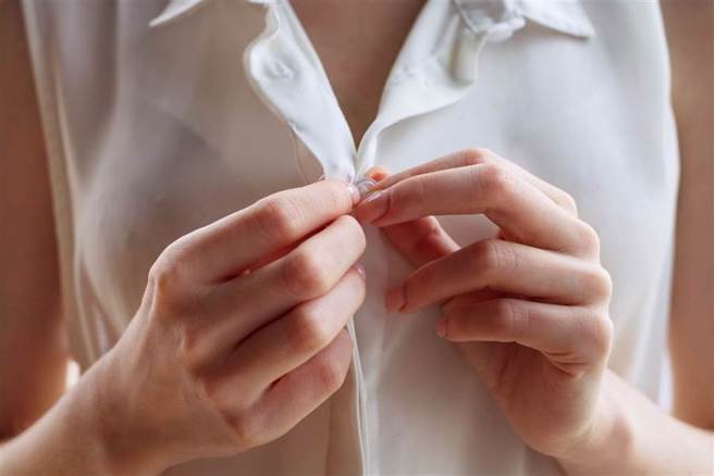 女子婚后因丈夫入狱，只好下海拍片，扛起家中经济重担。(图:shutterstock/达志)