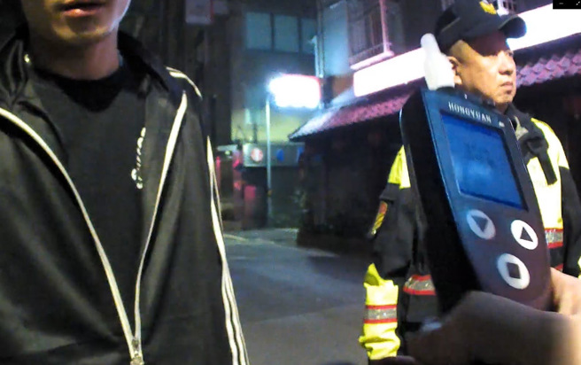 20歲張姓男子凌晨遭警攔查，驚見排氣管轟鳴噪音，夜深仍擾民。（翻攝畫面）