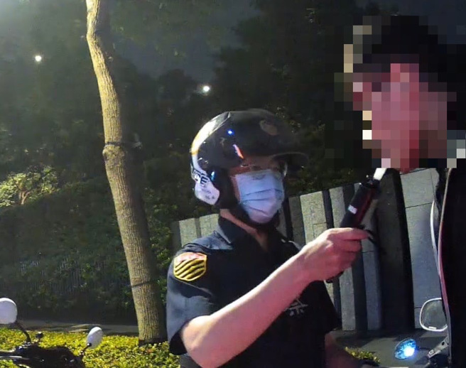 20歲張姓男子凌晨遭警攔查，驚見排氣管轟鳴噪音，夜深仍擾民。（翻攝畫面）