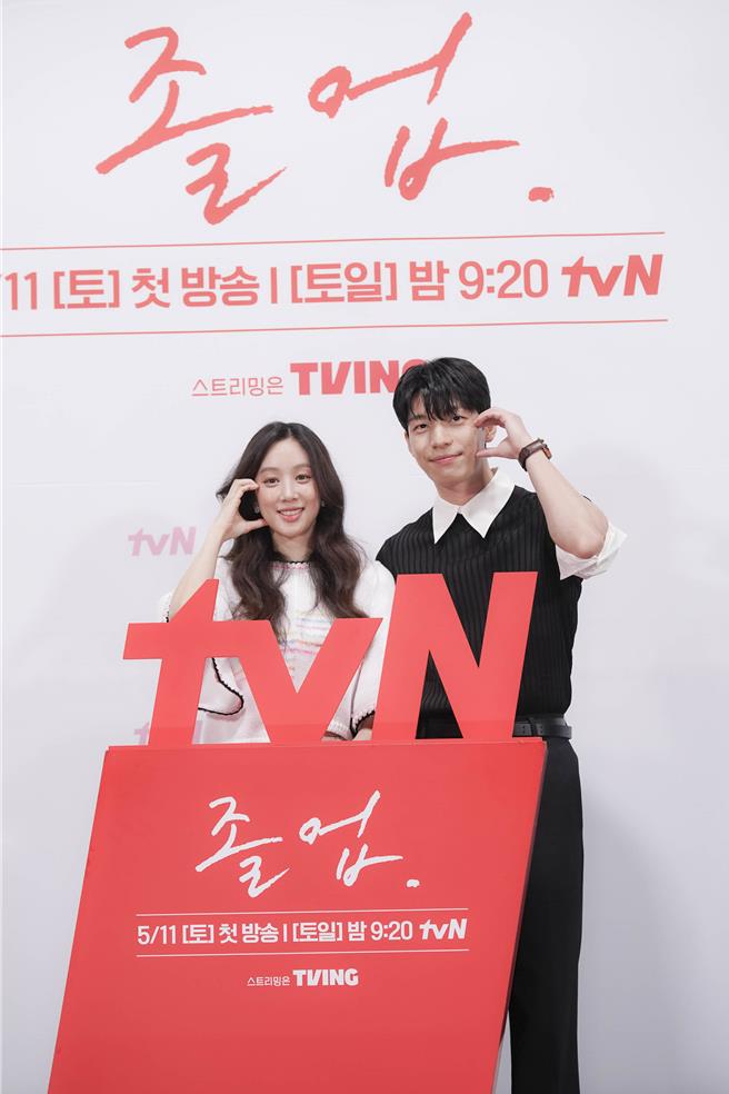 《畢業》男女主角鄭麗媛（左）、魏化儁將演繹「全糖姐弟戀」的美好。（圖／Hami Video提供）