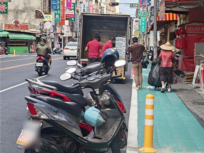 前镇区瑞隆路新设标线型人行道，提供民眾安全行走空间，同时车辆仍能于人行道外侧停放，交通局将加强宣导用路方式。（任义宇摄）