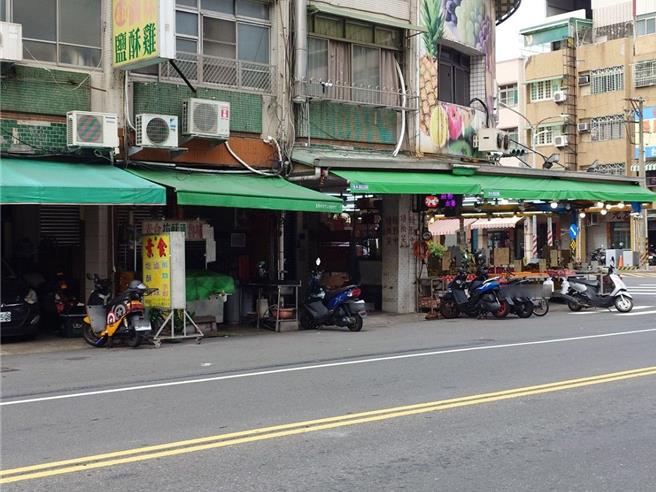 瑞隆路尚未施作标线型人行道路段因骑楼难以行走，路上也常遭占用。（任义宇摄）