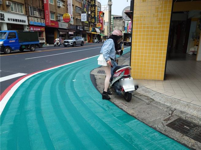 瑞隆路标线型人行道画设路段，仍可见到车辆违停占用，警方将加强劝离，交通局也将加强与地方合作，宣导正确用路方式。（任义宇摄）