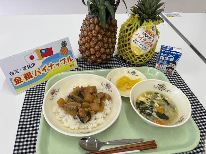 为了加深学生对台湾高雄的印象，除凤梨外，还在营养午餐菜单加上台湾国民小吃「鲁肉饭」及「蛋花汤」等品项。（图／高雄市农业局）
