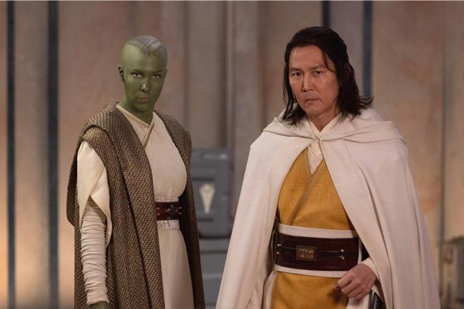 曾获艾美奖的韩国影帝李政宰（右）正式加入星战宇宙。（图／Disney＋提供）