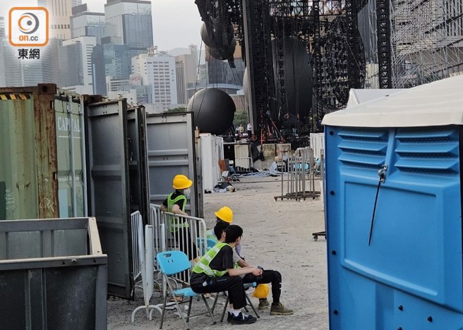 現場正進行舞台清拆工程。（圖／翻攝東網）