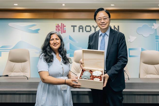 桃园市长张善政今日与姊妹市美国加州橘郡尔湾市法拉汗市长会面。（桃园市政府提供）