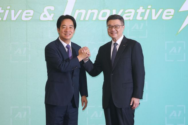 绿委吴思瑶认为，理应由卓荣泰(右)先进行施政总报告，进行询答之后，赖清德(左)再应邀到国会进行国情报告。(资料照片)
