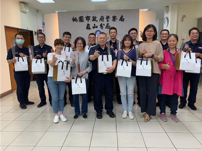 龜山警分局長蔡啟仁特於母親節前夕親自致贈康乃馨、小蛋糕給女性員警以表謝意。（龜山警分局提供）
